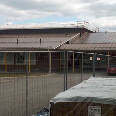 Torniolaisen Kivirannan koulun katto uusitaan kesän aikana.