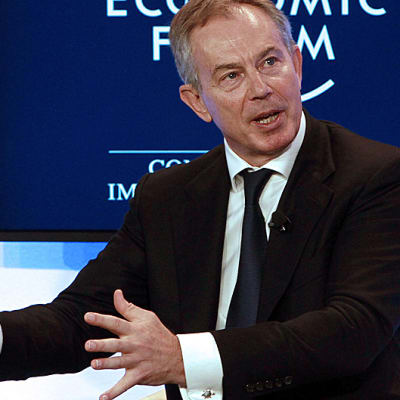 Tony Blair puhuu Maailman talousfoorumin kokouksessa.