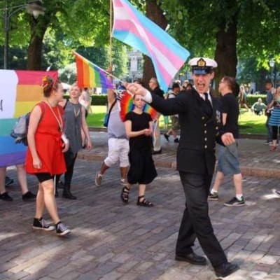 Ylikersantti Juho Pylvänäinen marssi virkaunivormussaan Helsinki-Pridessa 2. heinäkuuta.