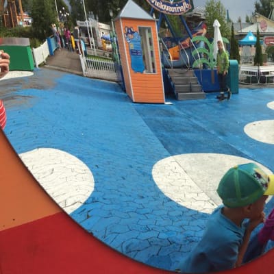 Särkänniemen huvipuisto pyöreiden peilien kautta kuvattuna.