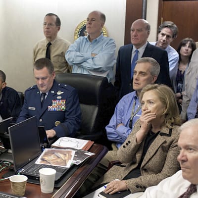 Valkoisen talon henkilökunta seuraa jännittyneenä raportointia erikoisjoukkojen iskusta, jonka tarkoituksena on surmata Osama Bin Laden Pakistanissa 1. toukokuuta 2011.