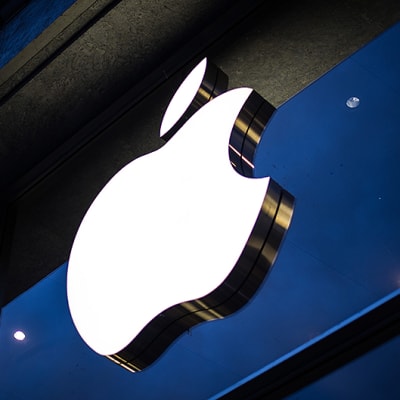 Applen logo yhtiön myymälän julkisivussa Hampurissa.