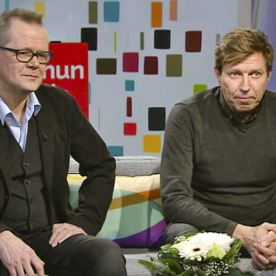 Kari Hotakainen ja Martti Suosalo istuvat vierekkäin aamu-tv:n sohvalla.