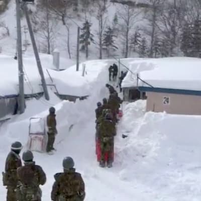 Japanin puolustusvoimien joukot kaivavat esiin taloa ennätyskorkeat kinokset tuoneen lumimyrskyn jäljiltä.