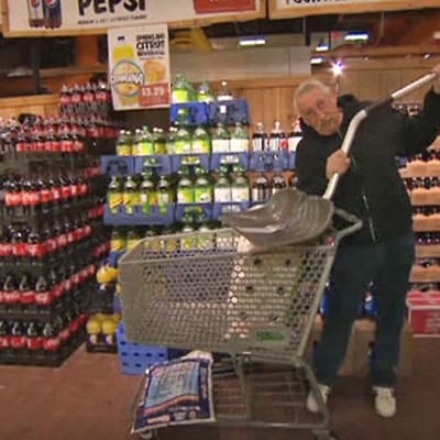 Mies ostamassa lumilapiota supermarketissa.
