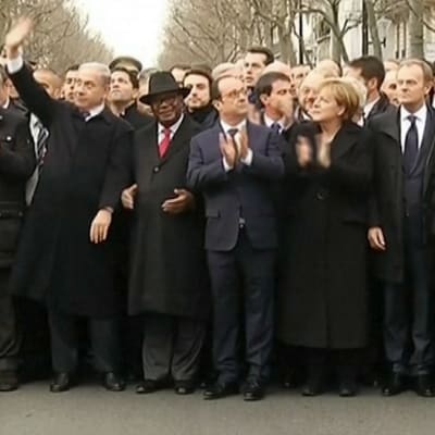 Maailman johtajia marssimassa Pariisin uhrien muistomarssilla.