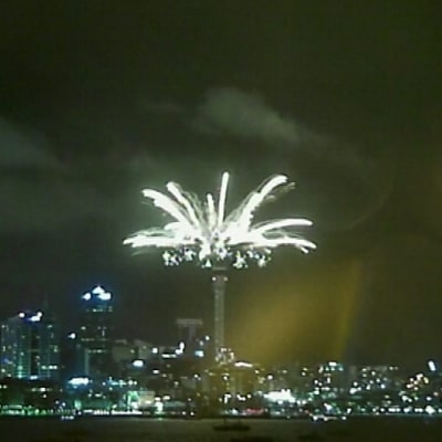 Aucklandissa Uudessa-Seelannissa uuttavuotta juhlistettiin useita minuutteja kestäneellä suurella ilotulituksella kaupungin keskustassa sijaitsevasta Sky Towerista.