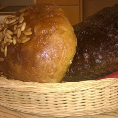 Jouluiset hedelmäleipä ja mallasleipä korissa.