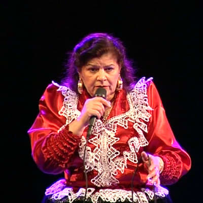 Laulaja Hilja Grönfors esiintymässä Savoy-teatterissa.