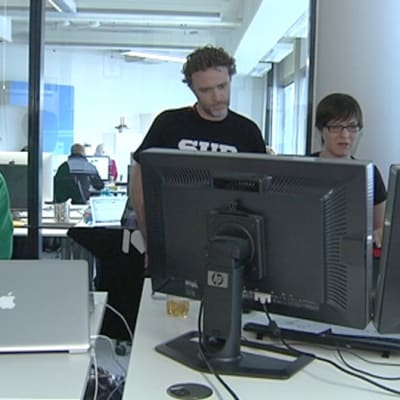 Supercell-peliyhtiön työntekijät tuijottavat tietokoneruutuja.