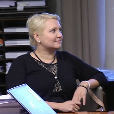 SDP:n kansanedustajat Suna Kymäläinen ja Mikael Jungner lakivaliokunnan kokouksessa eduskunnassa.