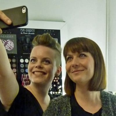 Mikaela Löfroth ja Tiina Lamberg ottavat selfie-kuvan.