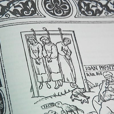 Kuva vastasuomennetusta, alunperin 1400-luvulla kirjoitetusta Noitavasara- eli Malleus Maleficarum -kirjasta.