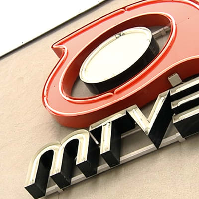 MTV3:n logo yhtiön toimitilojen seinässä.