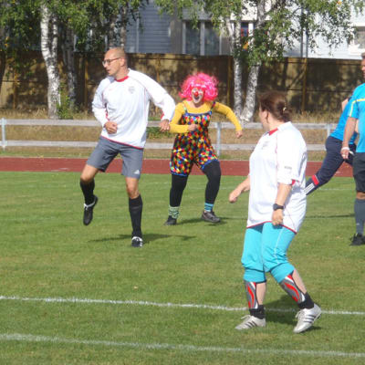 Jalkapallo-ottelussa Lemmus-päättäjät riitti toimintaa. Jukka Vilén seuraa palloa katseellaan.