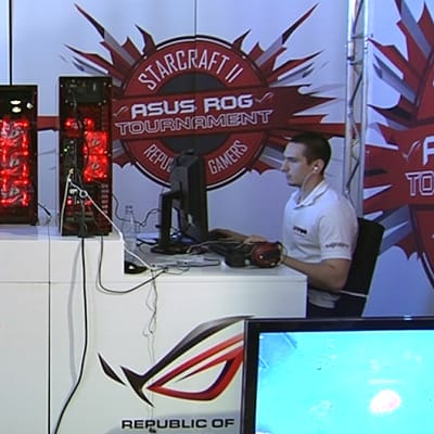 Pelaajat kilpailemassa Starcraft II -turnauksessa Assembly-tietokonefestivaaleilla.
