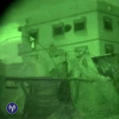 Israelin armeijan kuvaamaa ja julkaisemaa pimeänäkölaitteiden avulla kuvattua materiaalia joukkojen etenemisestä Gazassa torstain ja perjantain välisenä yönä.