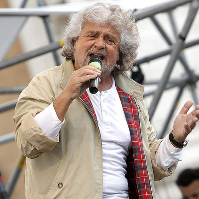 Viiden tähden liikkeen johtaja Beppe Grillo puhumassa liikkeen viimeisessä eurovaalien kampanjatilaisuudessa.