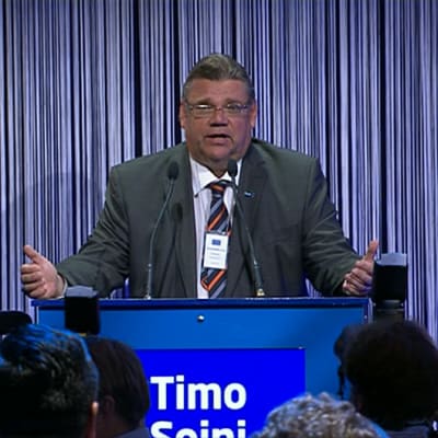 Timo Soini puhumassa puolueensa vaalivalvojaisissa Helsingissä.