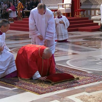 Paavi Franciscus polvistuu pitkäperjantain messussa Vatikaanissa.