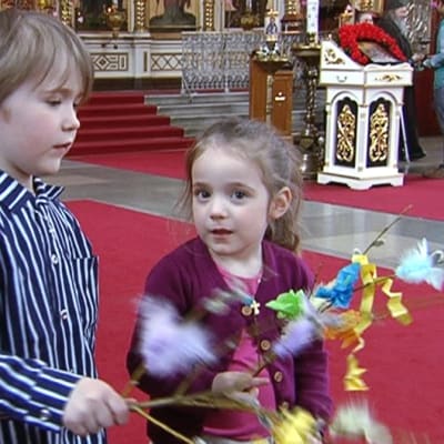 Luukas ja Sofia virpovat Helsingin Uspenskin katedraalissa palmusunnuntaina ortodoksisen perinteen mukaisesti. 