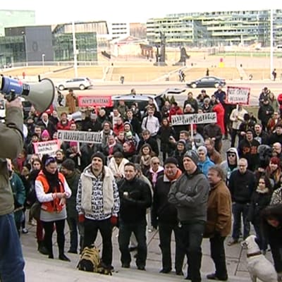 Mielenosoittajia eduskuntatalon edustalla.