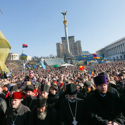 Ukrainan yhtenäisyyyttä kannattavia mielenosoittajia Kiovan Itsenäisyyden aukiolla.