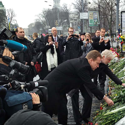 Erkki Tuomioja laskemassa kukkia Itsenäisyydenaukion yhteenottojen uhrien muistopaikalle Kiovassa 6. maaliskuuta.