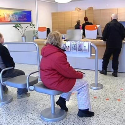 Asiakkaat odottavat vuoroaan Osuuspankissa.