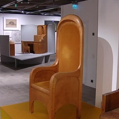 Rudolf Steinerin suunnittelemia huonekaluja esillä modernin taiteen museossa EMMAssa.