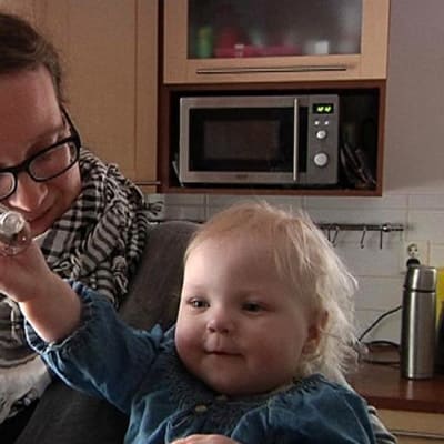 Torniolainen puolitoistavuotias Bertta Kinnunen äitinsä Hanna Kinnusen sylissä.