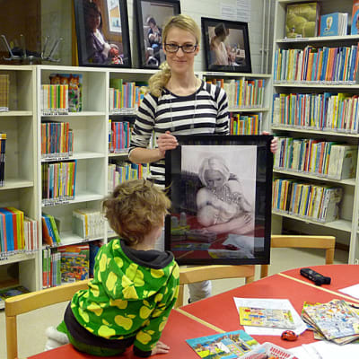 Sanna-Mari Prusila ja Noa-poika Keminmaan kirjaston lastenosastolla