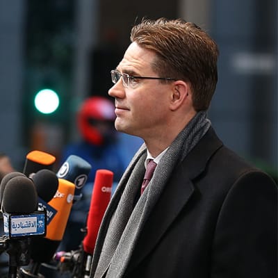 Jyrki Katainen mikrofonien ja kameroiden edessä.