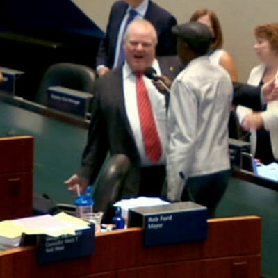 Toronton pormestari Rob Ford tanssii valtuustosalissa Jay Douglas and the All-Stars -jazzyhtyeen esittäessä Bob Marleyn One Love -kappaleen.
