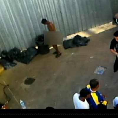 Syyrialaisen siirtolaisen kännykällä kuvaamassa videossa näkyy, miten Lampedusan saarelle saapuneita siirtolaisia desinfioidaan saaren vastaanottokeskuksessa.