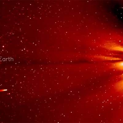 Nasan STEREO-A tutkimusaluksen viiden päivän aikana 20.-25. marraskuuta kuvaamassa videossa näkyy Ison-komeetta lähestymässä Aurinkoa.