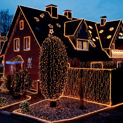 Jouluvaloilla koristeltu talo Dortmundissa Saksassa.