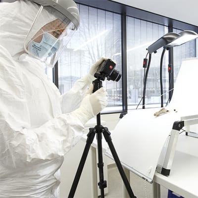 Tutkijat tarkastelevat luita ulkopuolisilta hiukkasilta suojatussa laboratoriossa Mainzissa.