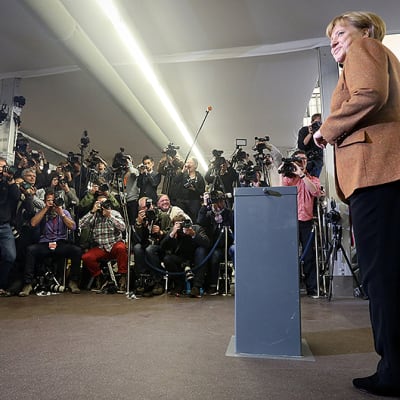 Kuvaajat seuraavat liittokansleri Angela Merkelin äänestystä.