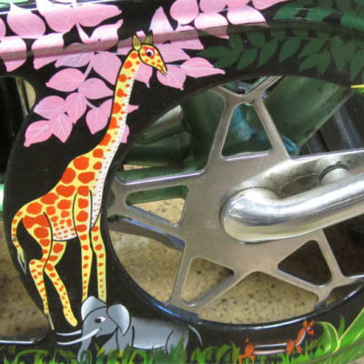 Afrikkalaisella Tinga Tinga tyylillä on maalattu kirahvi ja norsu polkupyörän kettinginsuojaan