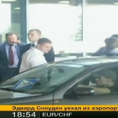 Edward Snowden (selin kameraan) lähdössä Sheremetjevon lentokentältä