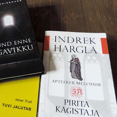 Vironkielisiä kirjoja.