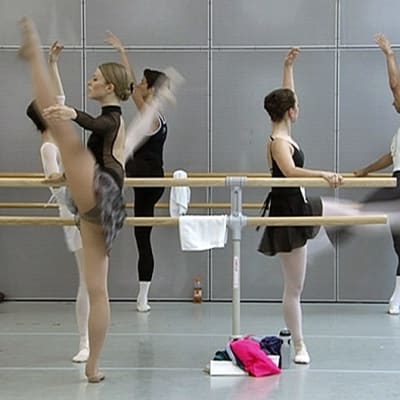 Balettitanssijoita koe-esiintymässä.