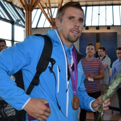 Antti Ruuskanen saapuu Helsinki-Vantaan lentokentälle Lontoon olympialaisista 2012.