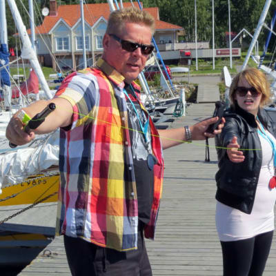 Jari Vesa ja Heidi Hannukainen Kemin venesatamassa mittailemassa