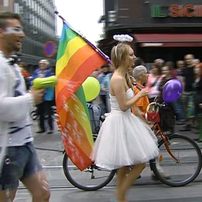 Osallistuijia Helsingin Pride-kulkueessa.