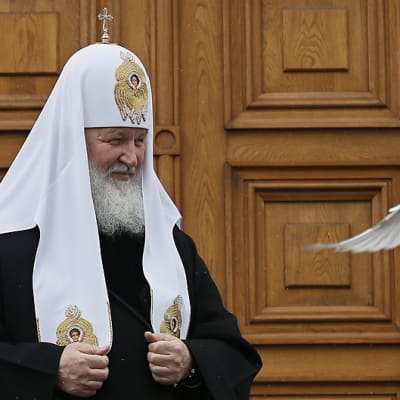 Patriarkka Kirill vapautti kyyhkysen jumalanpalveluksen jälkeen.