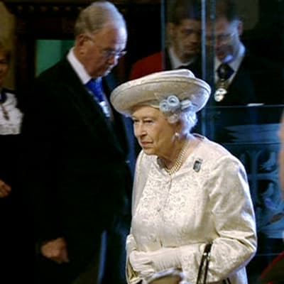 Kuningatar Elisabet II saapumassa kruunajaistensa 60-vuotisjuhlajumalanpalvelukseen Westminster Abbeyn katedraaliin.