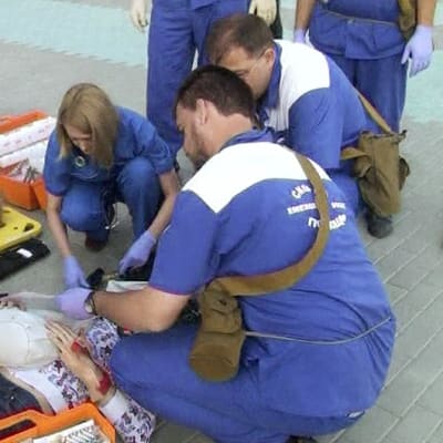 Pelastustyöntekijät auttavat loukkantuneita esittäviä ihmisiä Sotshin olympialaisten turvallisuusharjoituksessa.