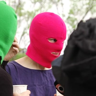 Kaksi Pussy Riotin jäsentä Helsingin Kaisaniemessä perjataina 24. toukokuuta.